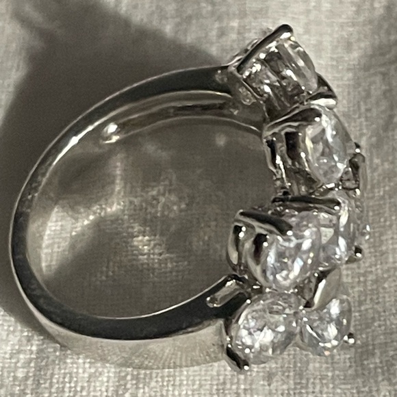Size 8 Silver Bright Clear Cluster Prong Set Cubic Zirconia Ring - Picture 4 of 4